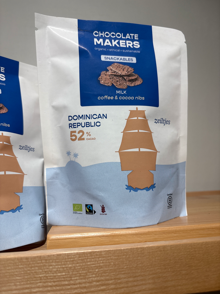 [02010521] Chocolatemakers Zeiltjes 52% melk met koffie & cacaonibs 95g
